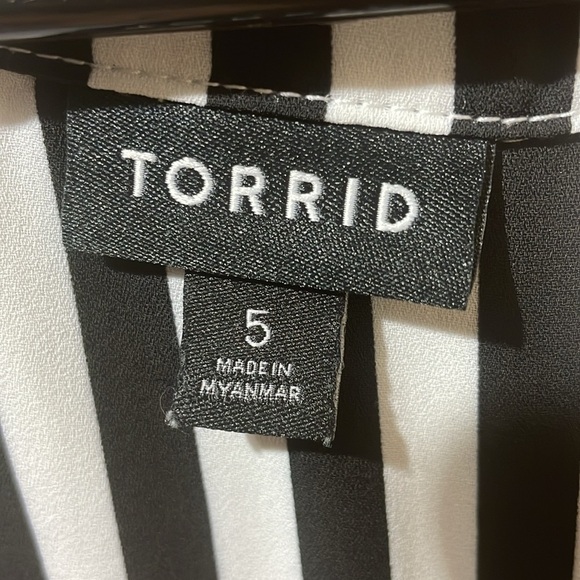 Torrid Black and White Sleeveless Tie Front Blouse size 5 - Picture 7 of 8